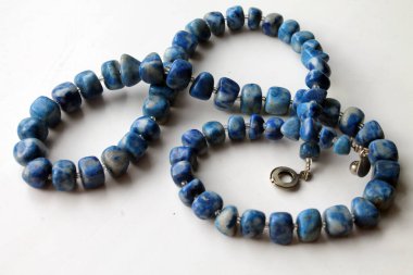 Beyaz arka planda mavi turkuazdan kadın dekorasyonu.