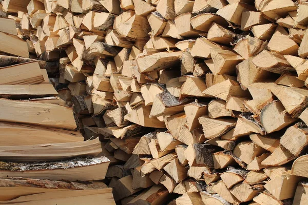 Köydeki soba için doğranmış odun tutsağı..