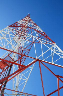 Hücre kulesi mavi gökyüzüne karşı kırmızı ve beyaz.