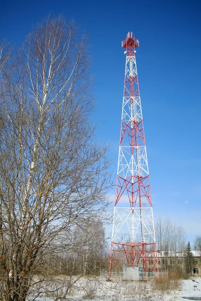 Hücre kulesi mavi gökyüzüne karşı kırmızı ve beyaz.