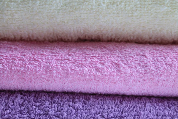  Terry havluları pembe, leylak, sarı katlanmış..