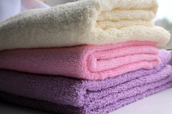 Πετσέτες Terry Ροζ Λιλά Κίτρινες Διπλωμένες — Φωτογραφία Αρχείου