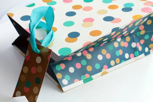 Parlak, renkli çanta, hediye paketi.