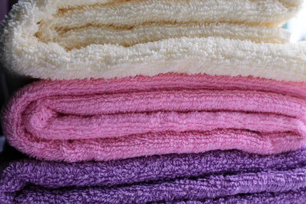 #Art 'ı kilitle. Güzel renkli havlular bir yığın halinde yığılmış..