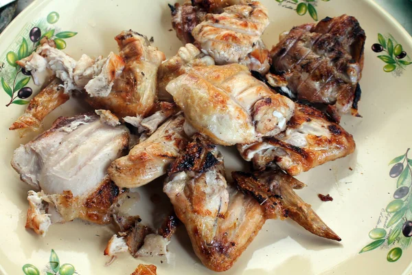 Tabakta şenlik ateşinde pişirilmiş tavuk eti..