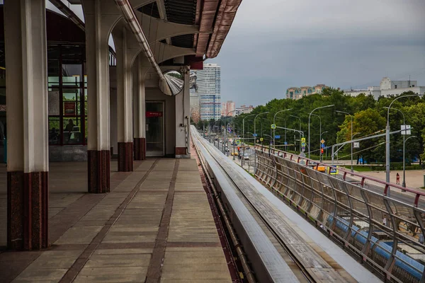 Yaz. Moskova tren istasyonunda..