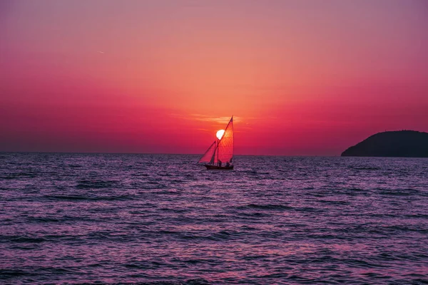 Yelkenli günbatımı arka plan üzerinde