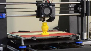 3D printerlere harcama maddeler nesne sarı renk yakın çekim oluşturur