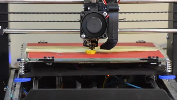 3D printer builds up the object yellow color close-up — Stock Video