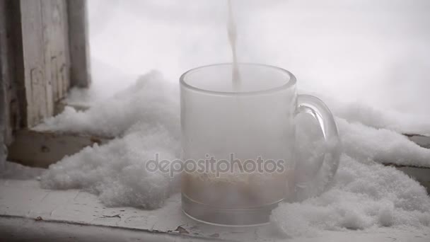 Человек наливает горячий кофе с молоком в стеклянную кружку — стоковое видео