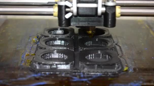 Impresora 3D imprime un formulario cerrar — Vídeos de Stock