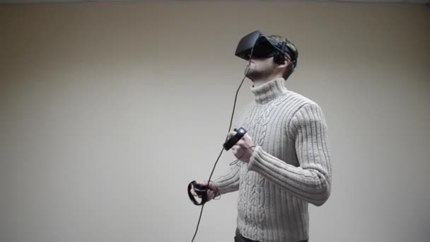 Uomo in casco realtà virtuale chiudi — Video Stock