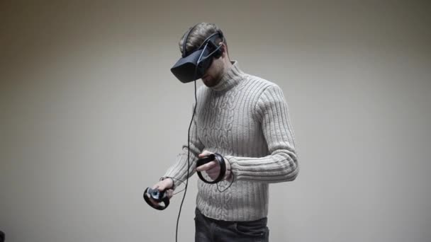 Muž ve virtuální realitě helmu hraje hru zavřít — Stock video