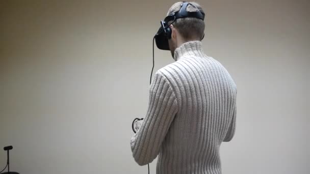 Man playing a game of virtual reality helmet — Stock Video