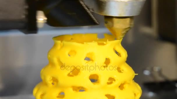 3D-Drucker druckt eine Figur in der Nähe — Stockvideo