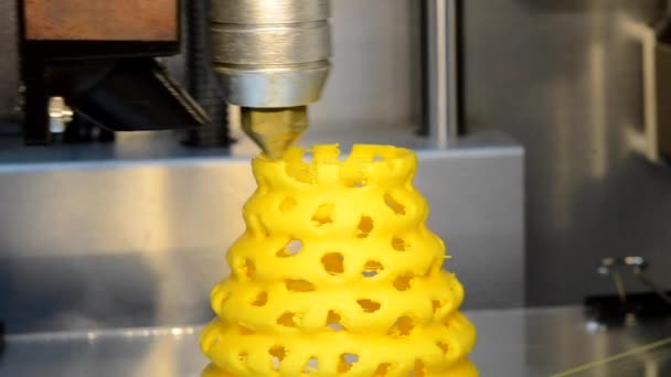 3D-Drucker gießt heißen Kunststoff aus dem Düsendruckmodell — Stockvideo