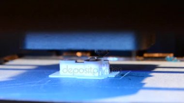 sıcak plastik yakın küçük bir nesneden 3D printerlere harcama maddeler kurar