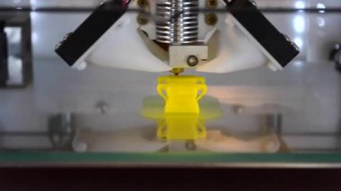 3D yazıcı izole nesnesi üzerinde düz bir yazdırma