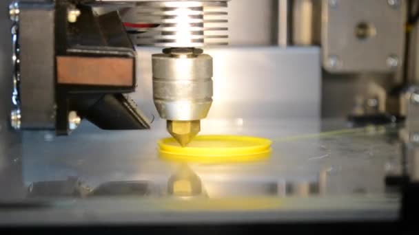 3D εκτυπωτής χύνοντας ζεστό πλαστικό από το ακροφύσιο εκτύπωση μοντέλο — Αρχείο Βίντεο