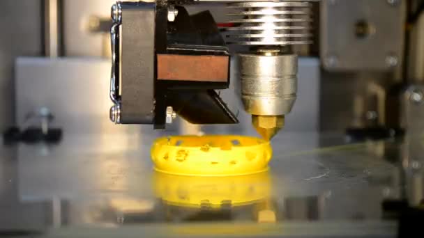 Impression d'imprimante 3D à partir de la figure en plastique 