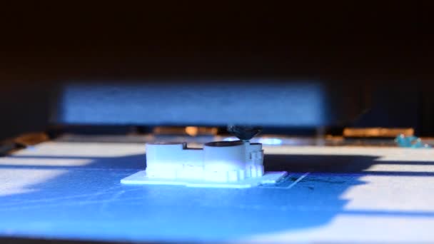 Impresora 3D construye un pequeño objeto del plástico caliente cerrar — Vídeos de Stock