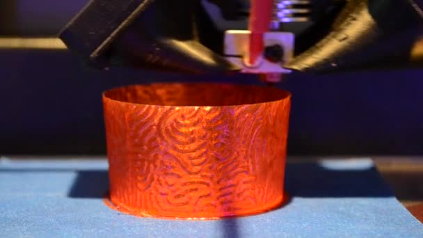 3D εκτυπωτής, από το καυτό πλαστικό απομονωμένο αντικείμενο. — Αρχείο Βίντεο