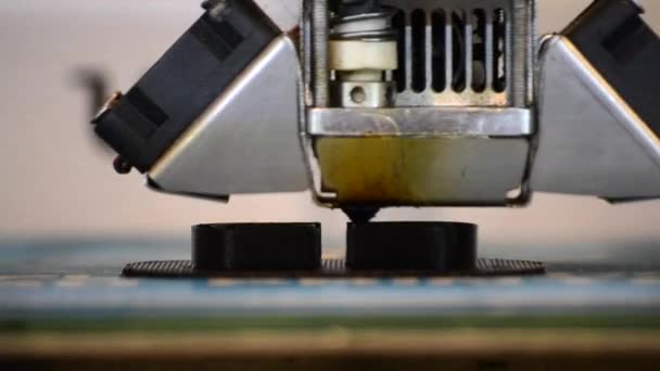 Imprimir detalhes pretos na impressora 3D close-up . — Vídeo de Stock