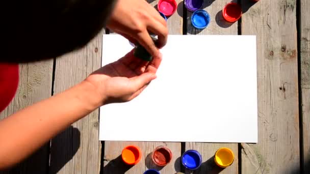 HD 1080 Pinturas para dedos de niña sobre papel blanco — Vídeo de stock