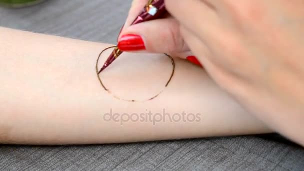 Drawing Dreamcatcher mehendi on a hand close-up — Stock Video