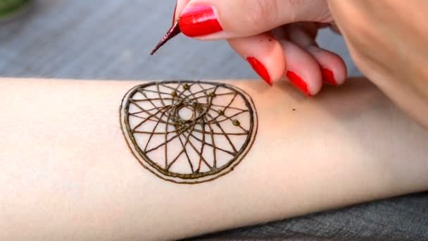 Zeichnung mehendi Dreamcatcher auf einer Hand Nahaufnahme — Stockvideo