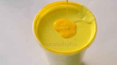 Beyaz arka plan portre sarı boya karıştırma