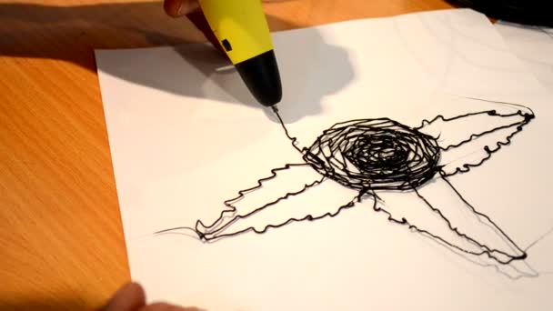 3d pen draws a flower black outline close-up — Stock Video