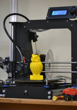 3D yazıcı Yazdırma sarı şekil yakın çekim