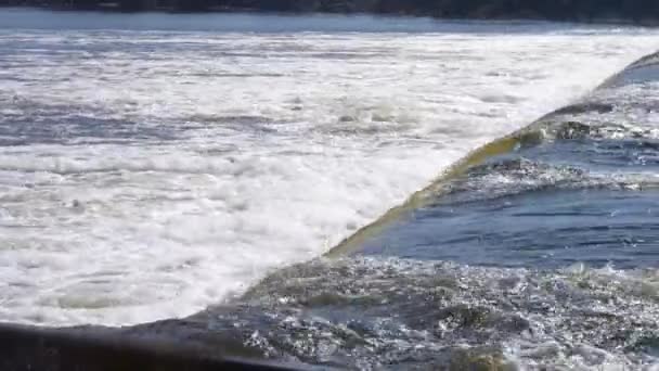 Pequeña presa al otro lado del río — Vídeo de stock