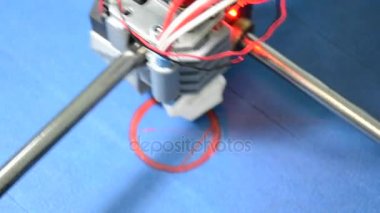 3D printerlere harcama maddeler içinde işlem yazdırma yakın çekim. Modern ek teknoloji.