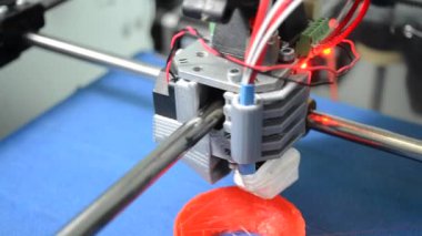 3D printerlere harcama maddeler içinde işlem yazdırma yakın çekim. Modern ek teknoloji.