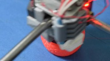 3D printerlere harcama maddeler içinde işlem yazdırma yakın çekim. Modern ek teknoloji.