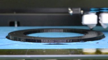 3D printerlere harcama maddeler içinde işlem yazdırma yakın çekim. Modern ek teknoloji.
