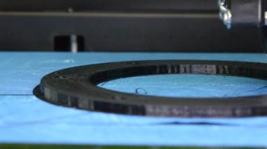 3D printerlere harcama maddeler içinde işlem yazdırma yakın çekim. Modern ek teknoloji.