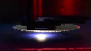 3D printerlere harcama maddeler içinde işlem yazdırma yakın çekim. Modern ek teknoloji.