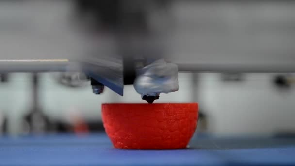 3D printerlere harcama maddeler içinde işlem yazdırma yakın çekim. Modern ek teknoloji. — Stok video