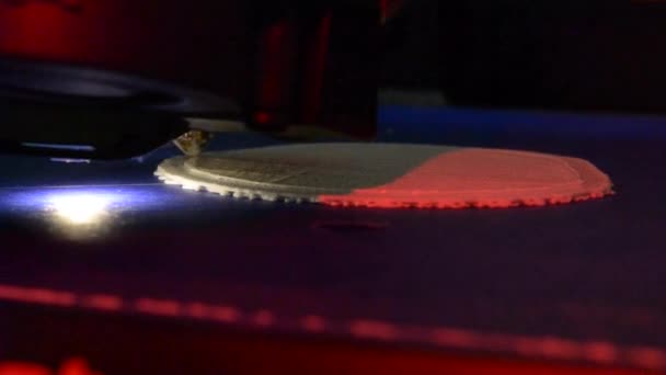 3D-printer in werking afdrukken close-up. Moderne toevoeging technologie. — Stockvideo