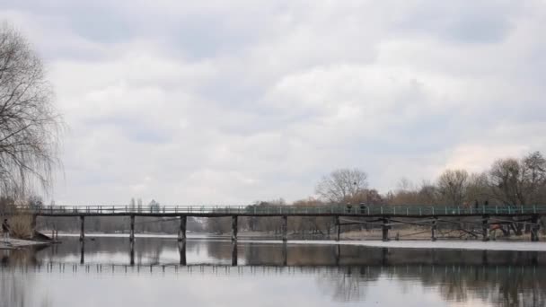 Timelapse Puente de madera sobre el río en tiempo nublado — Vídeo de stock