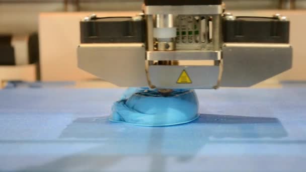 Impression sur une imprimante 3D d'un objet volumétrique de forme d'un gros plan — Video