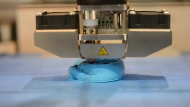 Impresión en una impresora 3D de un objeto de forma volumétrica de un primer plano — Vídeo de stock