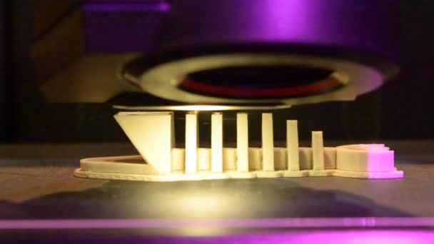 Impresión en una impresora 3D de un objeto de forma volumétrica de un primer plano — Vídeos de Stock
