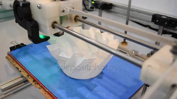 Impression sur une imprimante 3D d'un objet volumétrique de forme d'un gros plan 