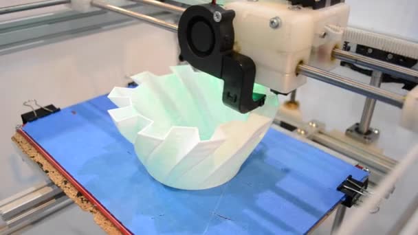 Afdrukken op een 3D-printer van een volumetrische shape-object van een close-up — Stockvideo