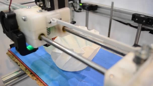 Impression sur une imprimante 3D d'un objet volumétrique de forme d'un gros plan 