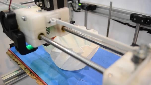 Impression sur une imprimante 3D d'un objet volumétrique de forme d'un gros plan — Video